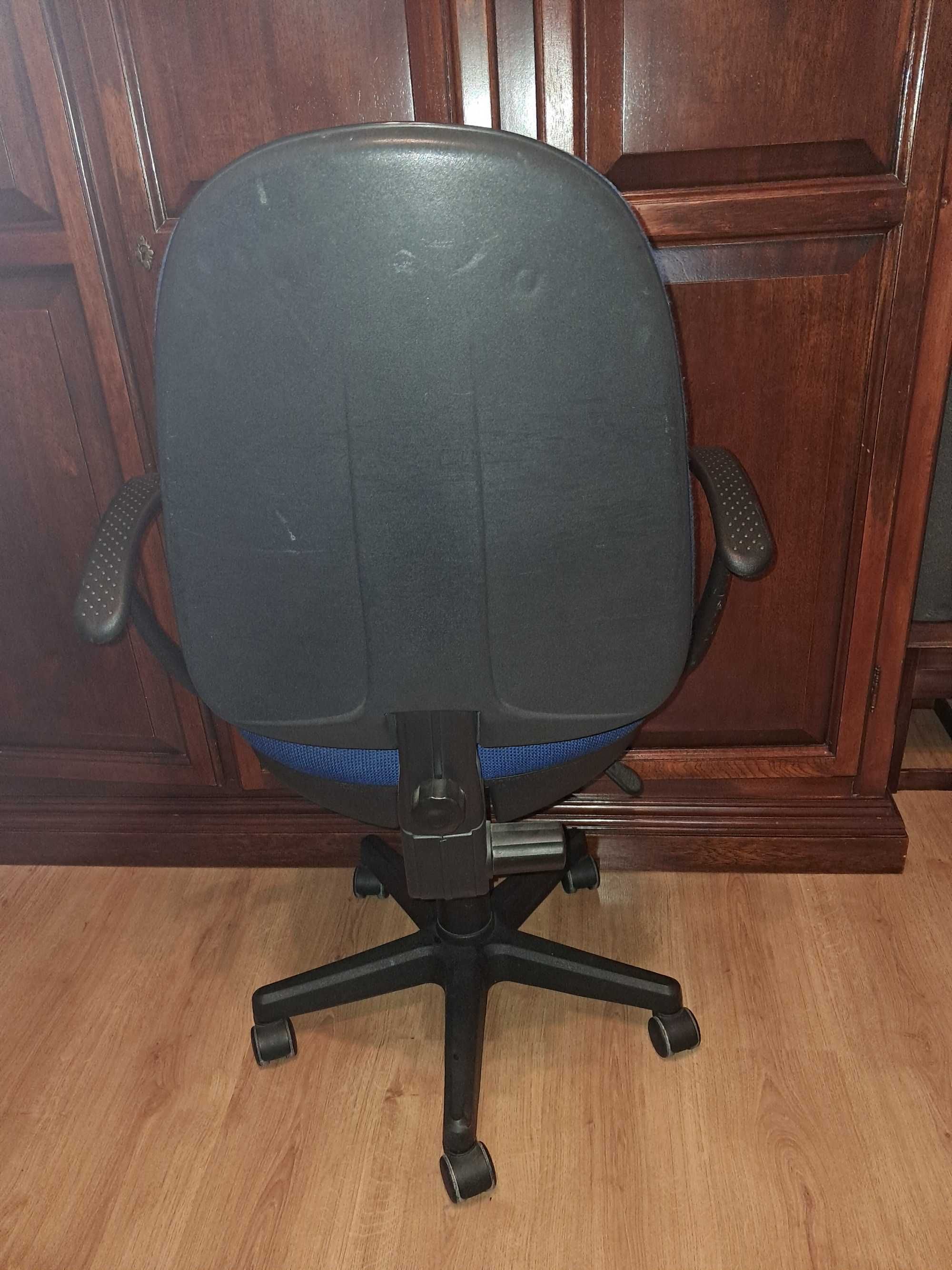 Krzeslo do biurka niebieskie