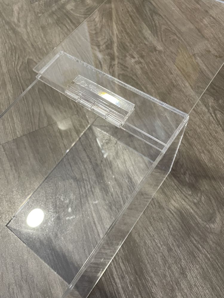 Dispensador em acrílico com dobradiça