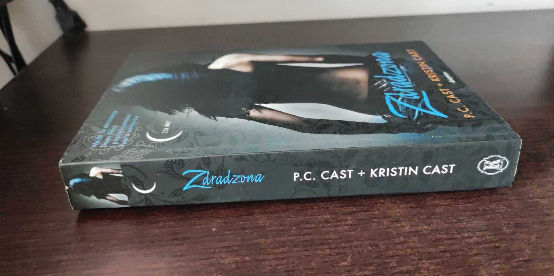 Dom Nocy. Zdradzona  - Kristin Cast, P.C. Cast