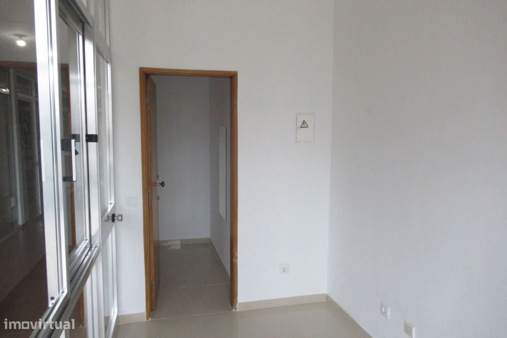 Loja Com Arrecadação. Duas Montras.