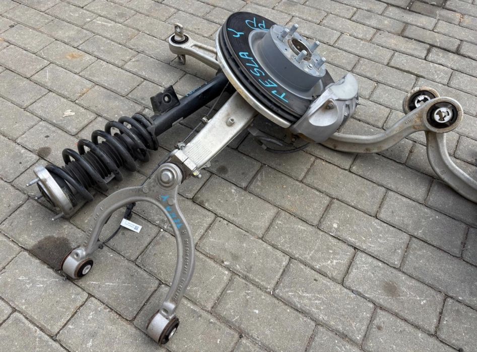 Tesla Model Y стійка, цапфа, ступиця, ричаг, супорт, диск