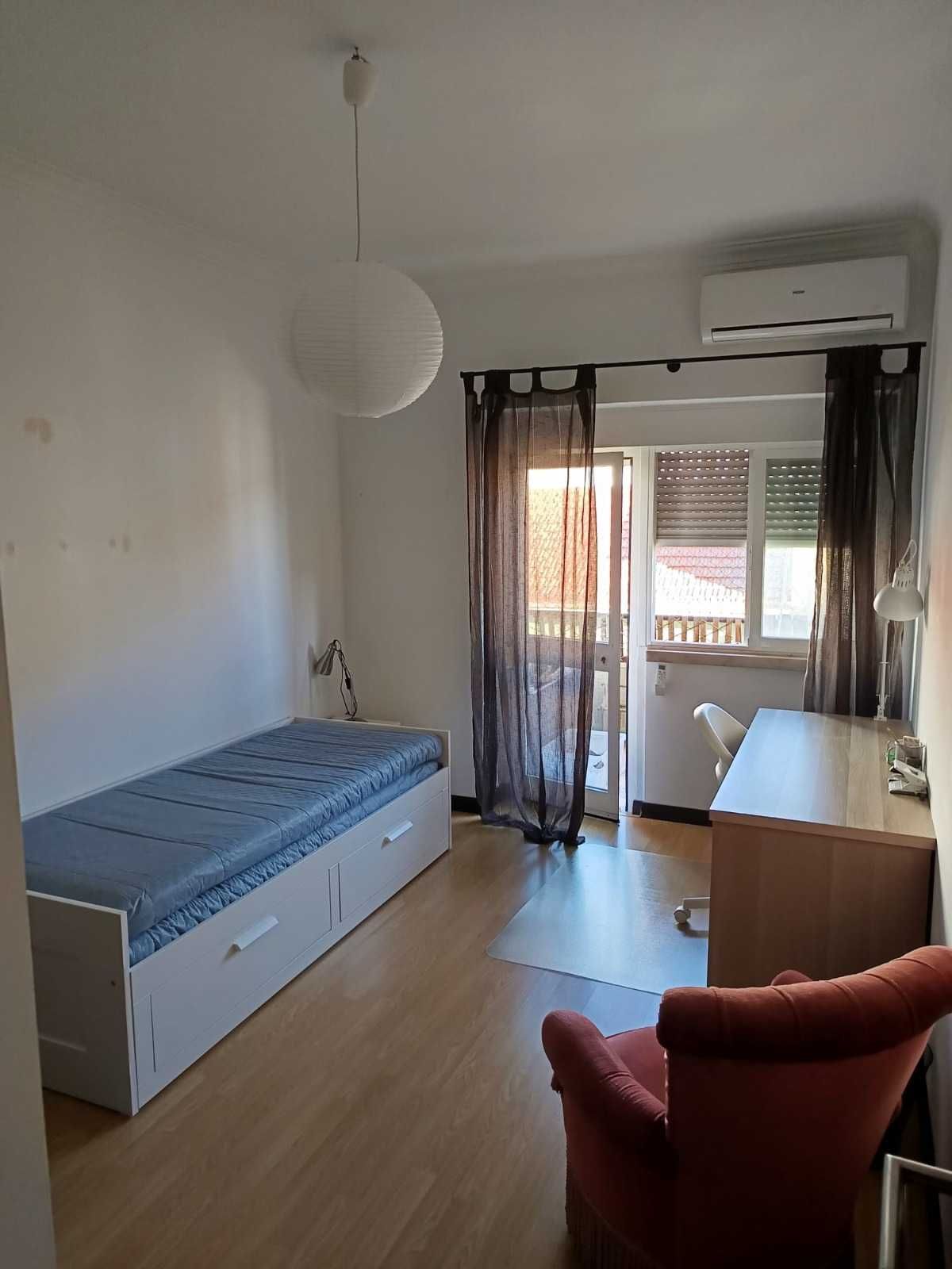 Quarto para arrendar em Almada