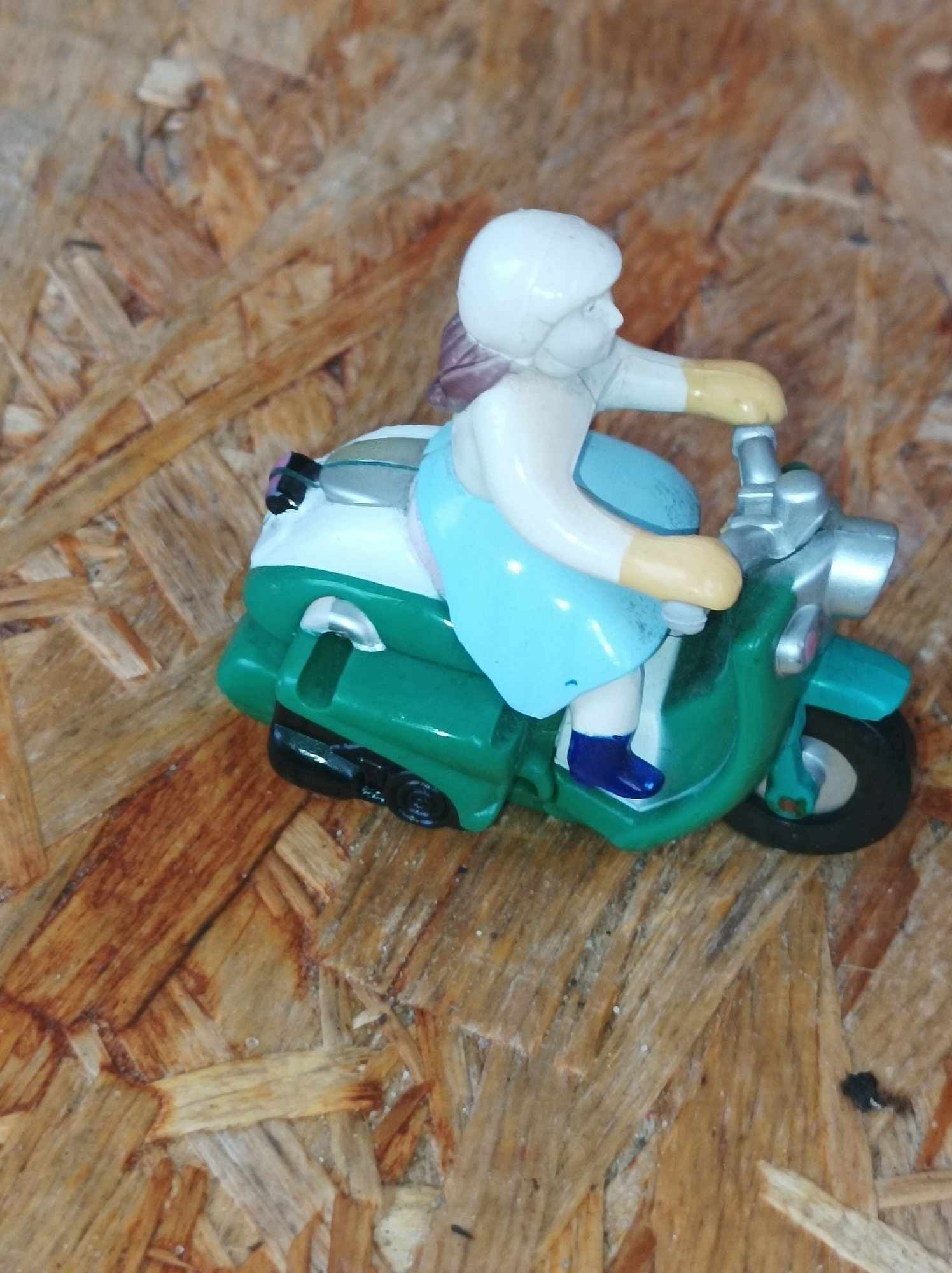 Stara vintage figurka kobieta na skuterze