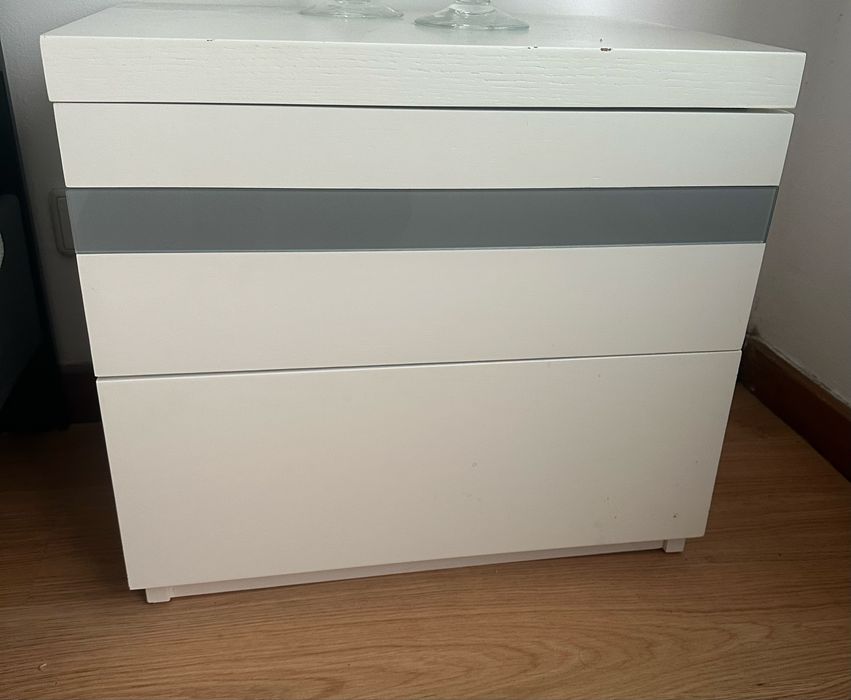 Comoda e duas mesas cabeceira