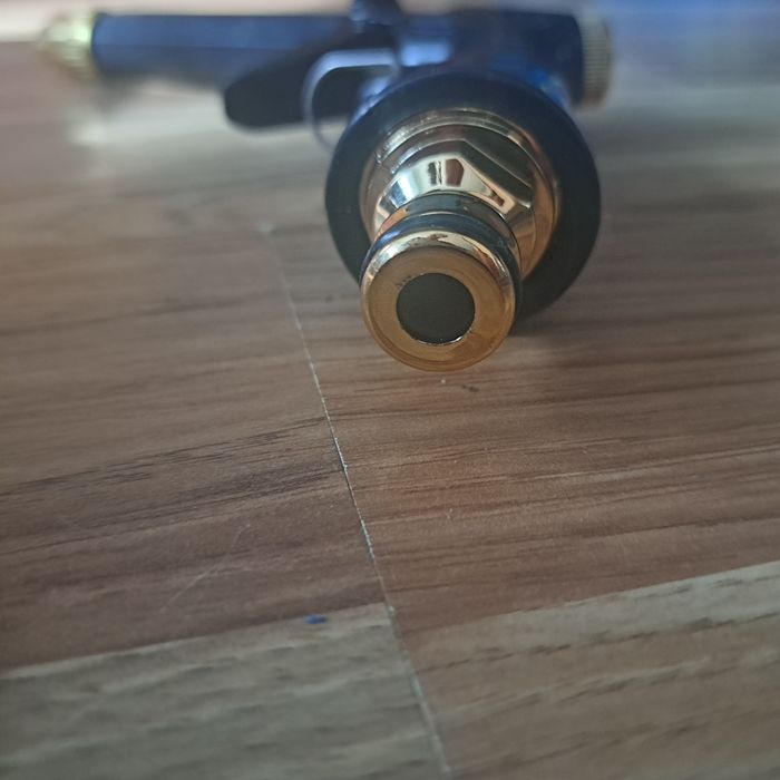 czarny plastikowy pistolet