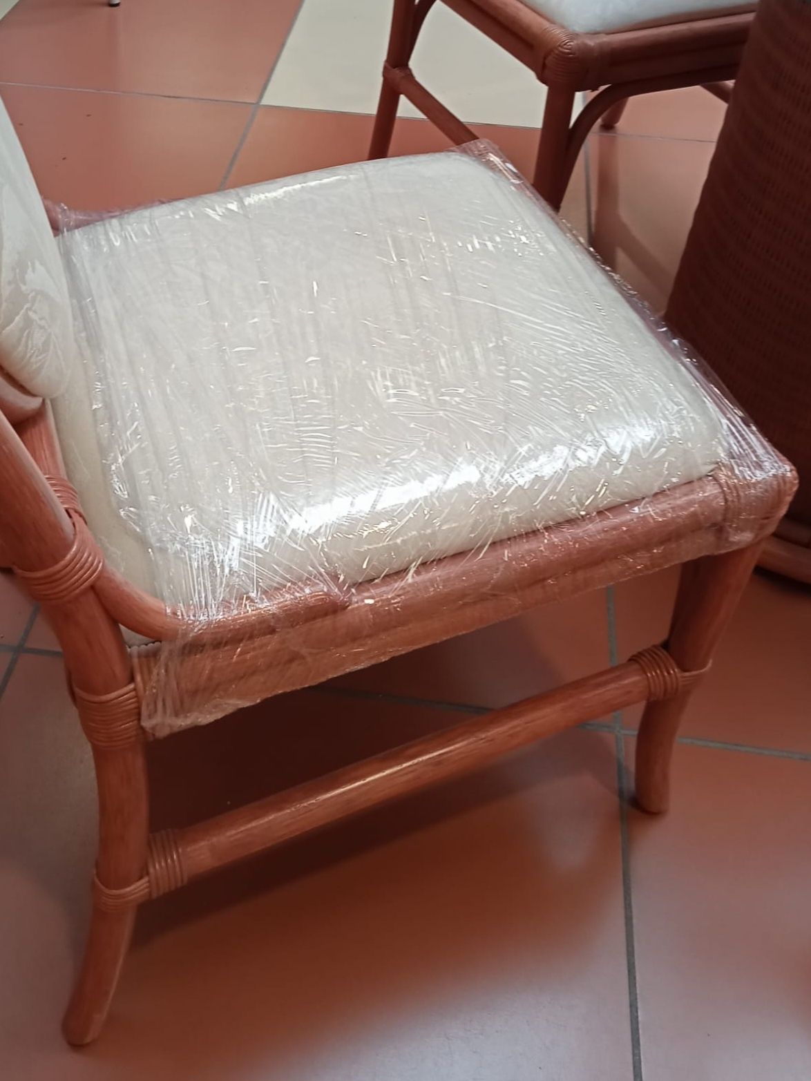 Zestaw 4 KRZESEŁ marki Varaschin włoskie rattan różowy ecru jak nowe