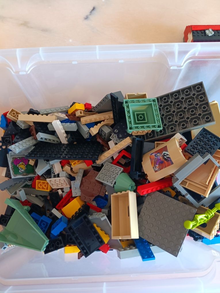 Caixa com centenas de peças  LEGO