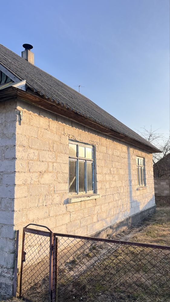 Великий цілий будинок з подвірʼям