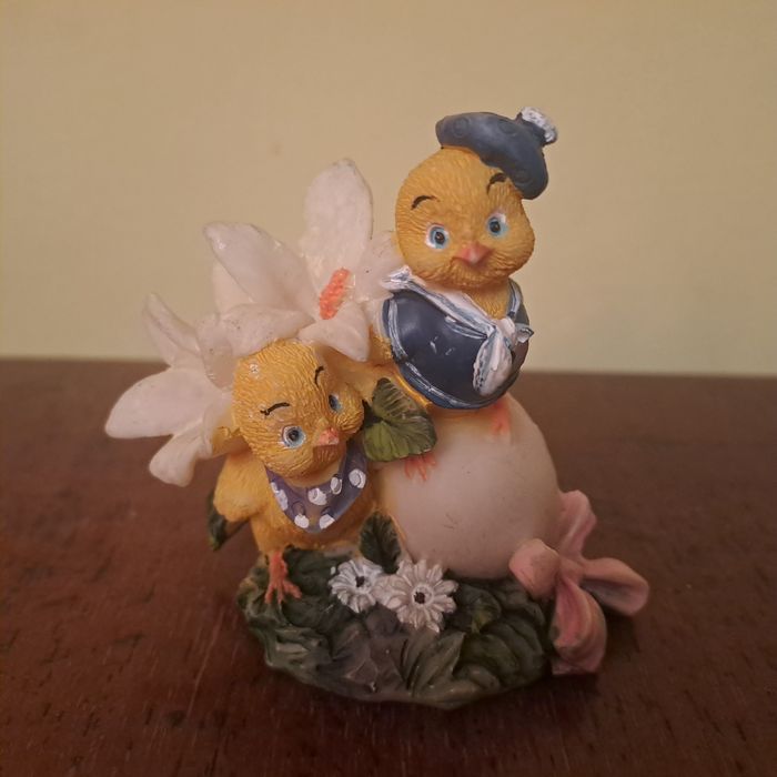 Trzy figurki z kurczaczkami