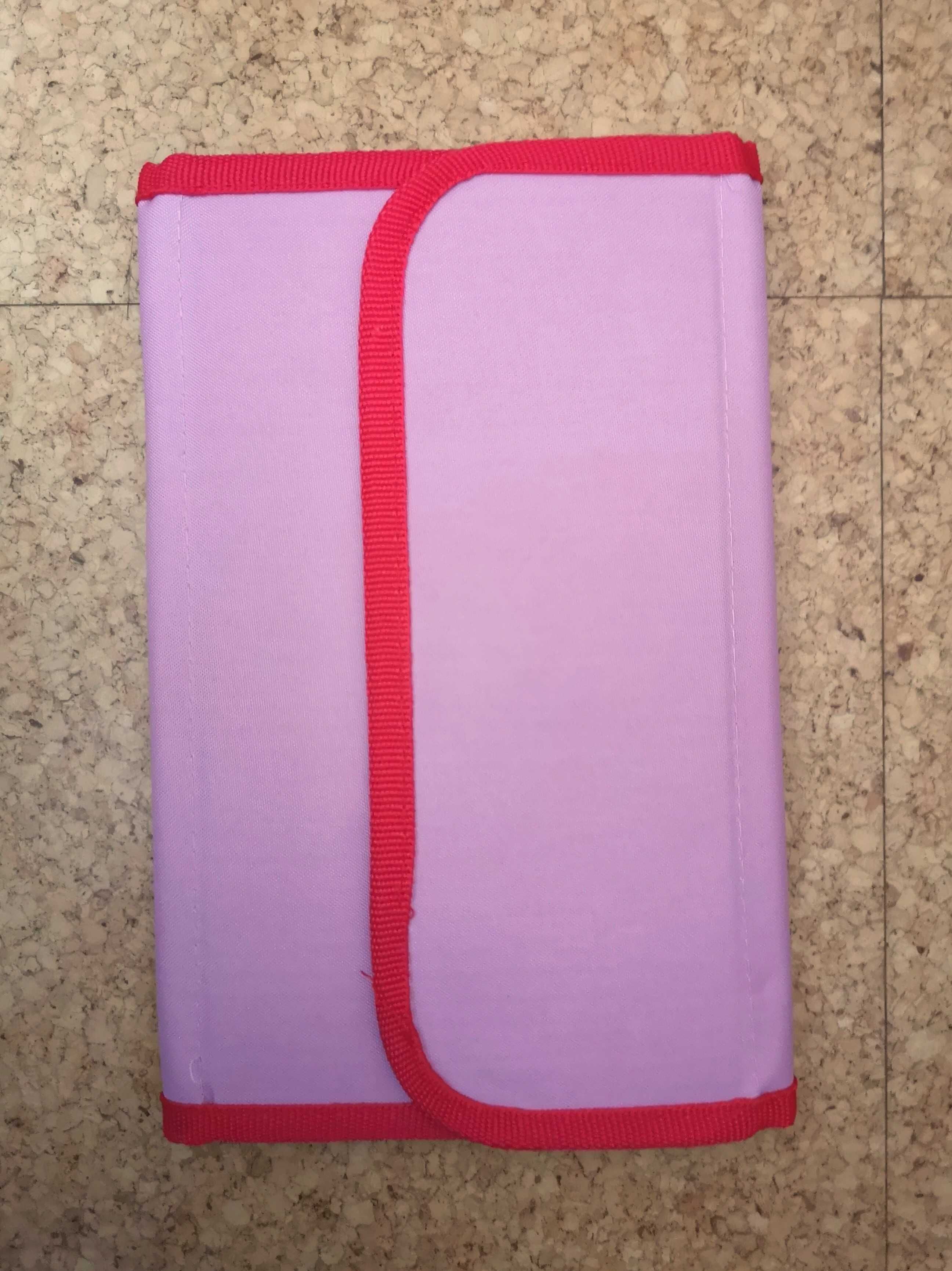 Capa/ estojo em lilás e vermelho e lápis de cor Tiger