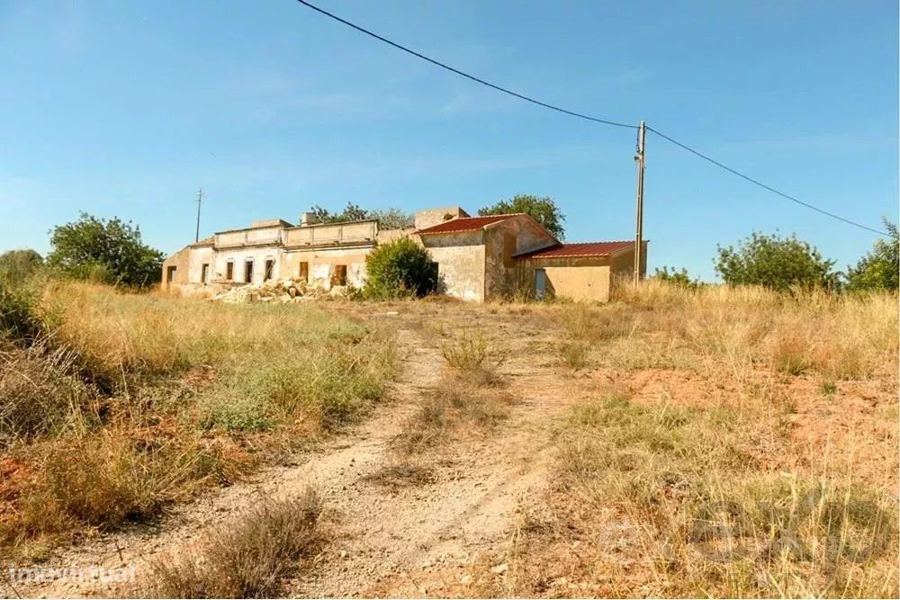 Três Prédios Urbanos com área bruta de construção de 600m2, inseridos