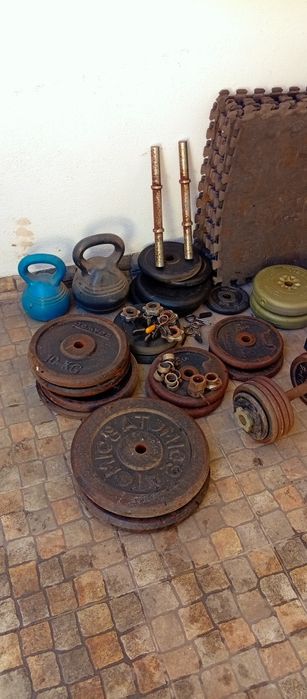 Pesos, halteres, barras, entre outros assessórios