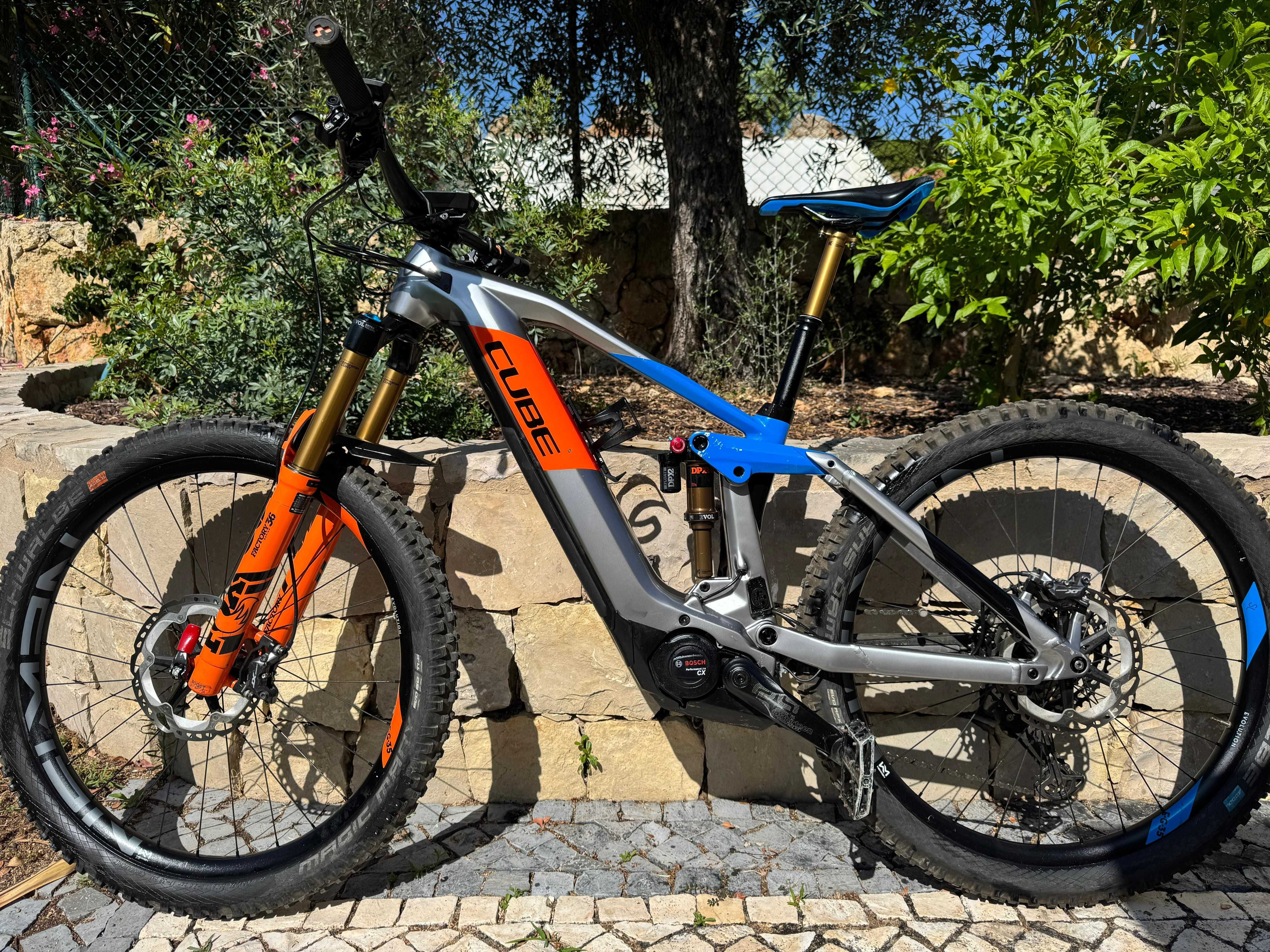 Bicicleta CUBE Stereo HYB - em excelente estado e com pouco uso