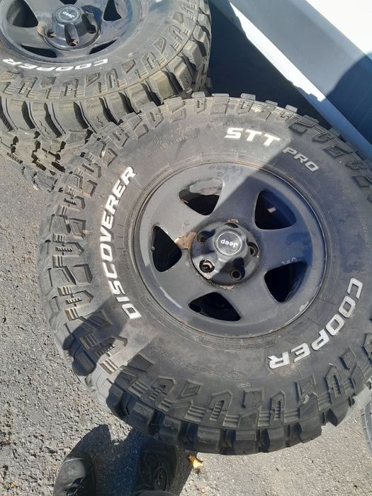 Pneus novos com jantes 33x12.5R15 e macaco
