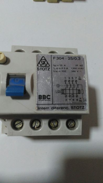 Disjuntores de 4 polos e outros