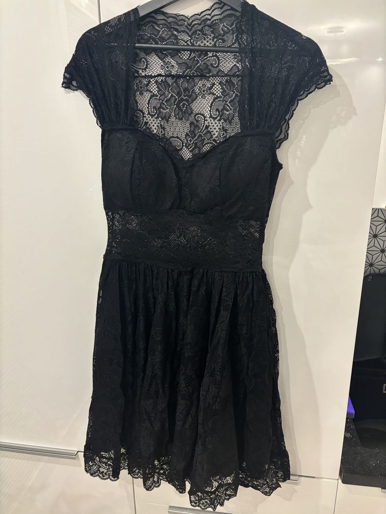 Czarna sukienka Guess 38