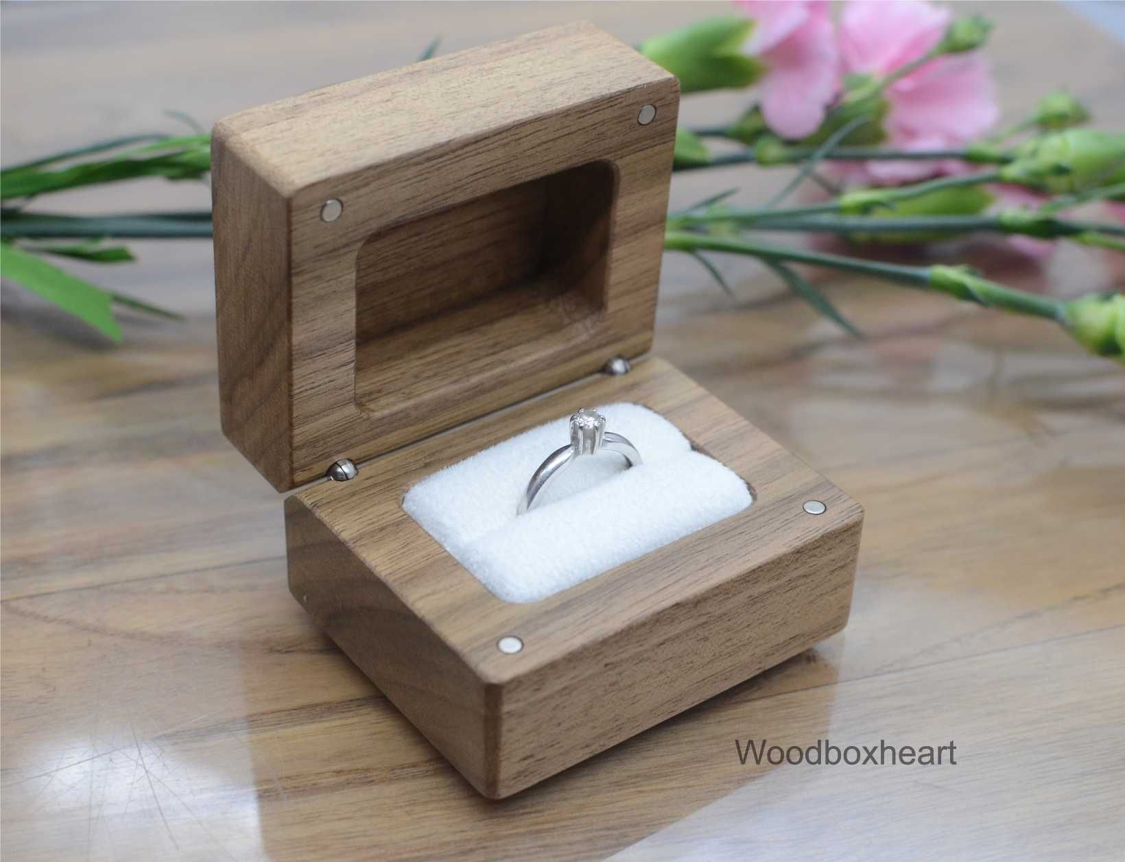 Дерев'яна скринька коробочка для каблучки заручини