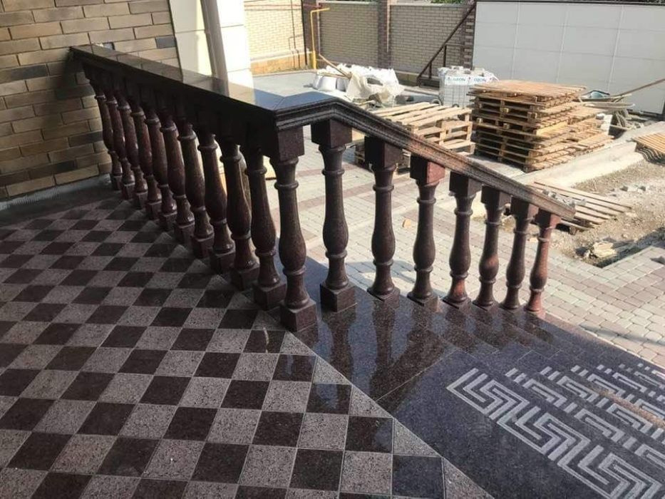 Сходи з граніту та мармуру.