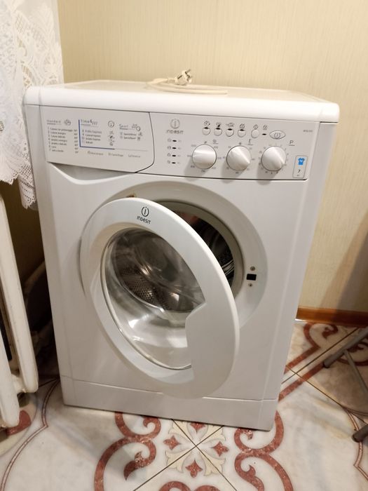 Пральна машина INDESIT WISL 105 на 7 кг.