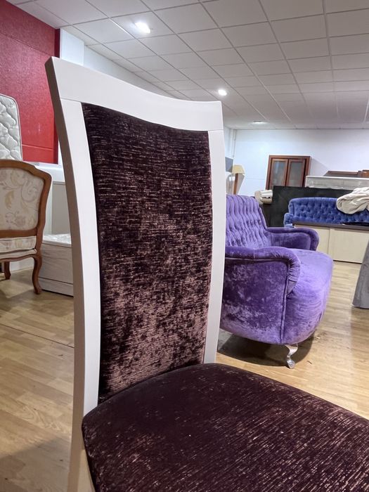 Cadeira branca e  veludo castanha