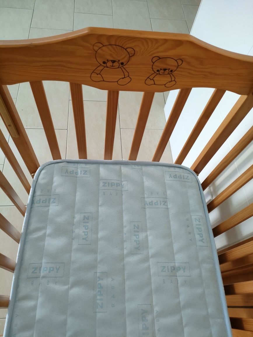 Cama para bebé em bom estado
