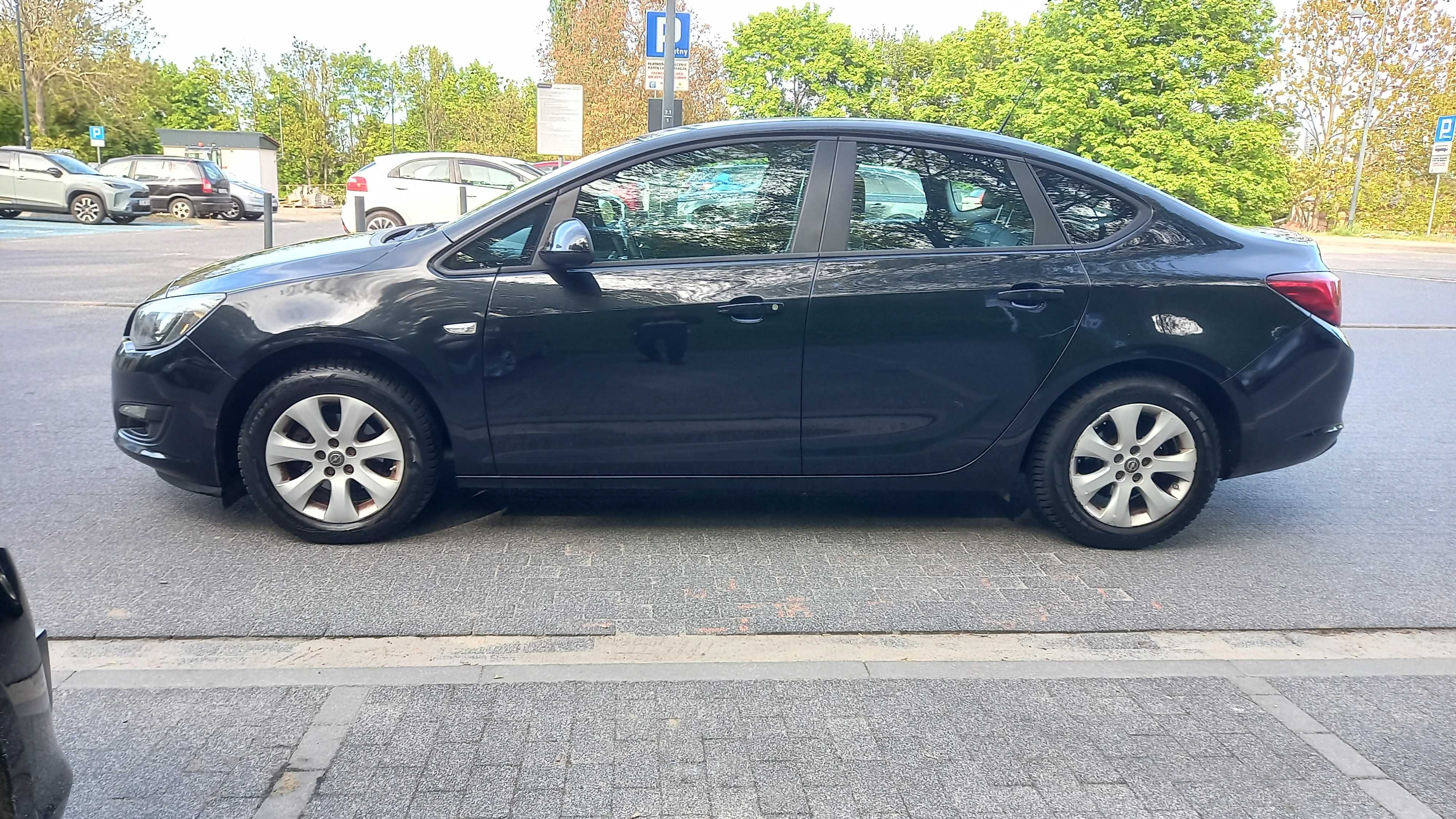 Opel Astra 2016r 1.6 benz+gaz LPG 187tys km sedan stan BDB po serwisie