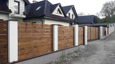 Nowoczesne ogrodzenia metalowe drewniane panelowe antydzikowe wiaty