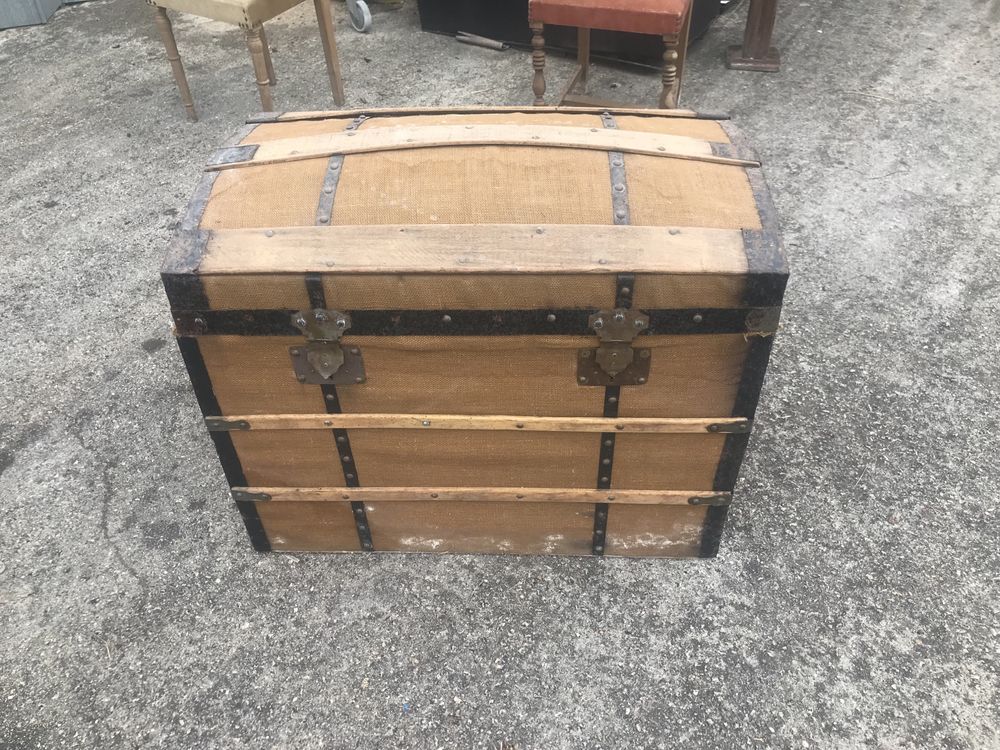 Bau antigo em madeira