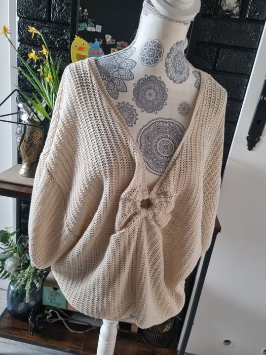 Ażurowy sweterek lindex rozm. M 
Dość głęboki dekolt 
Szerokość 60 cm