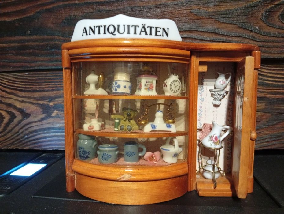 Miniaturowy drewniany model sklepu z antykami.