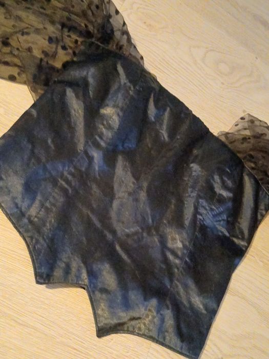 Gorset z ozdobnymi rękawami