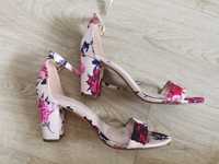 Kolorowe sandały w kwiaty na słupku Mohito 40
