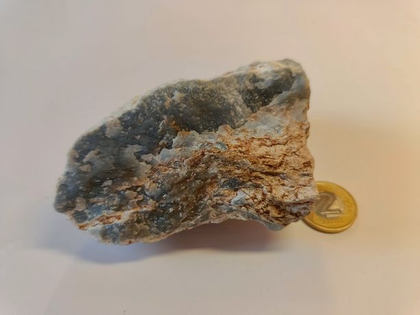 Naturalny kamień Angelit w formie surowych brył