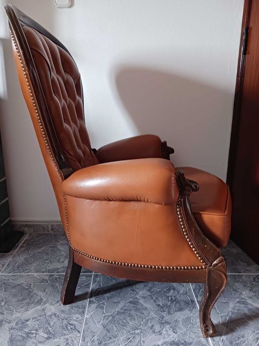 Cadeirão clássico em pele
