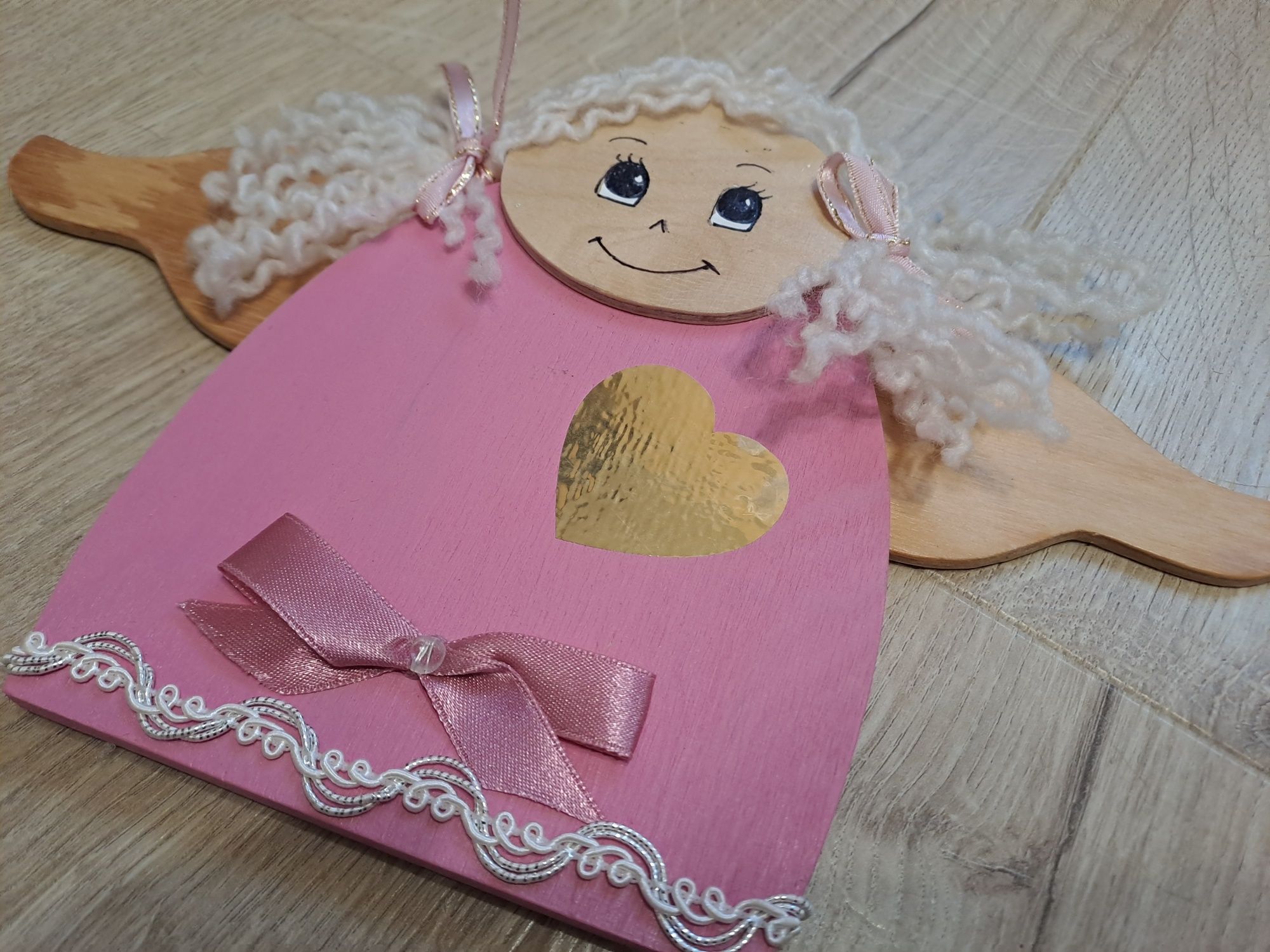 Drewniany aniołek różowy dla dziewczynki prezent obrazek zawieszka