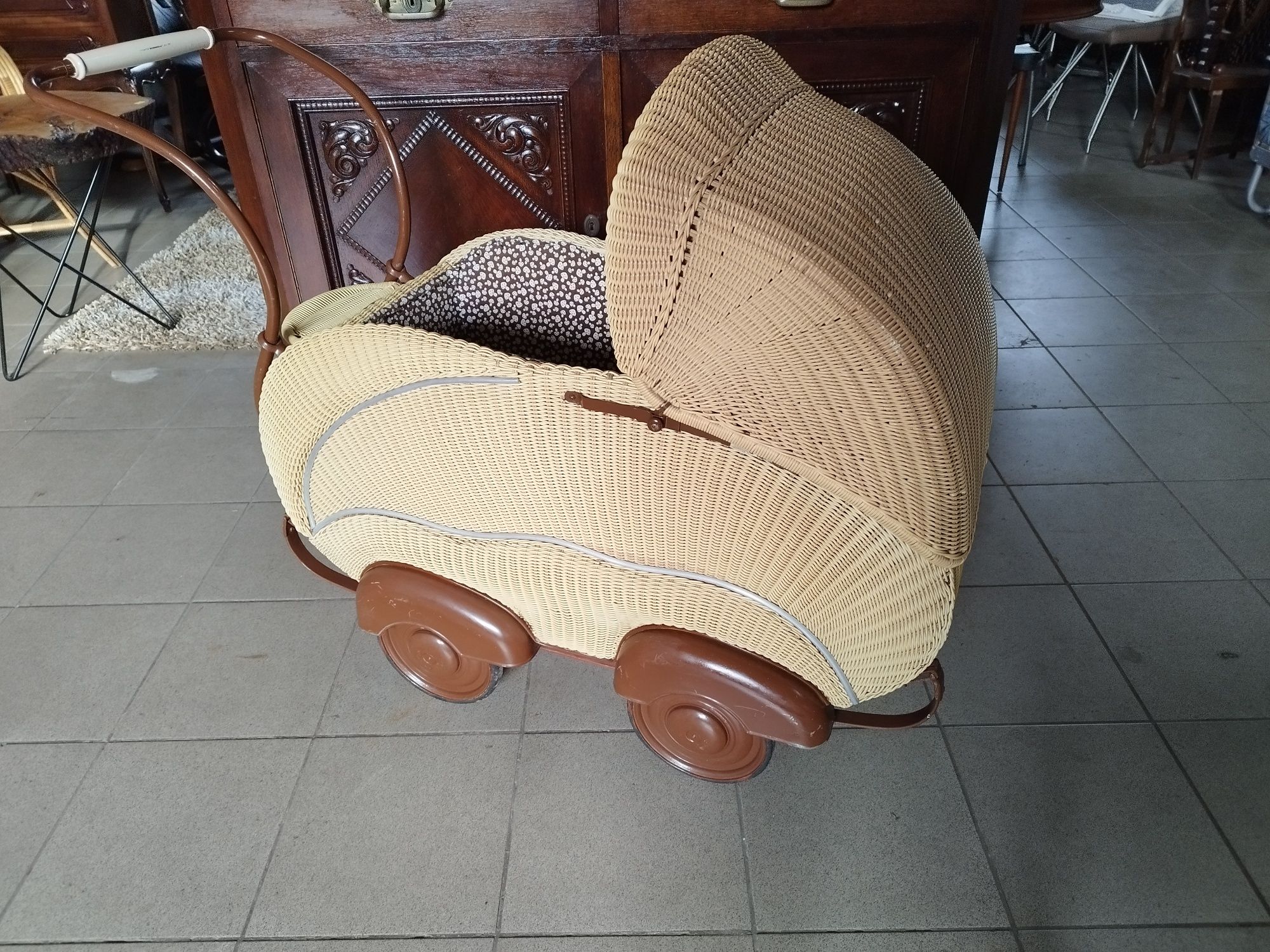 stary wózek wiklinowy ANTYK dekoracyjny