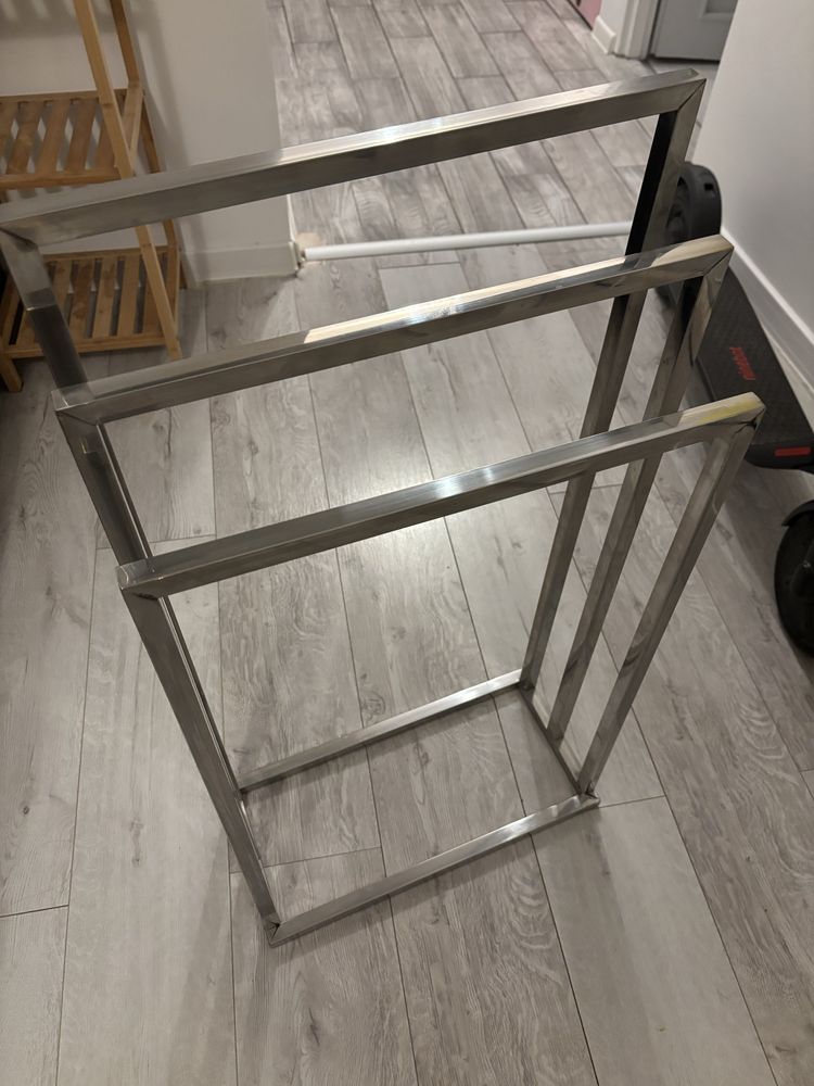 Wieszak metalowy na ręczniki