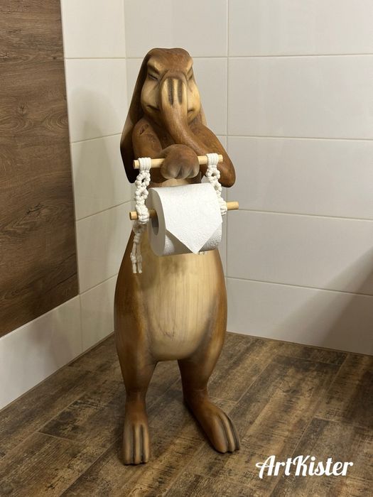 Drewniane rzeźby – wyjątkowe stojaki na papier toaletowy