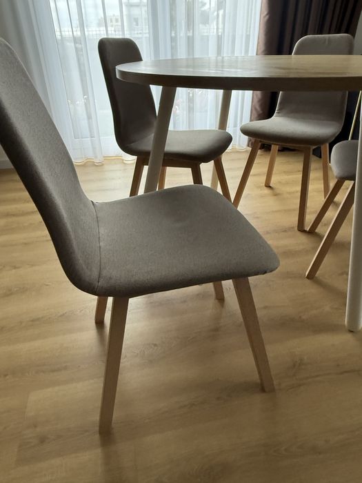 Stoł z krzesłami z drewna vox