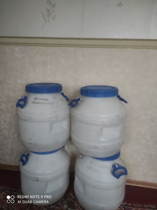 Продам пластиковые бидоны "Лидер"