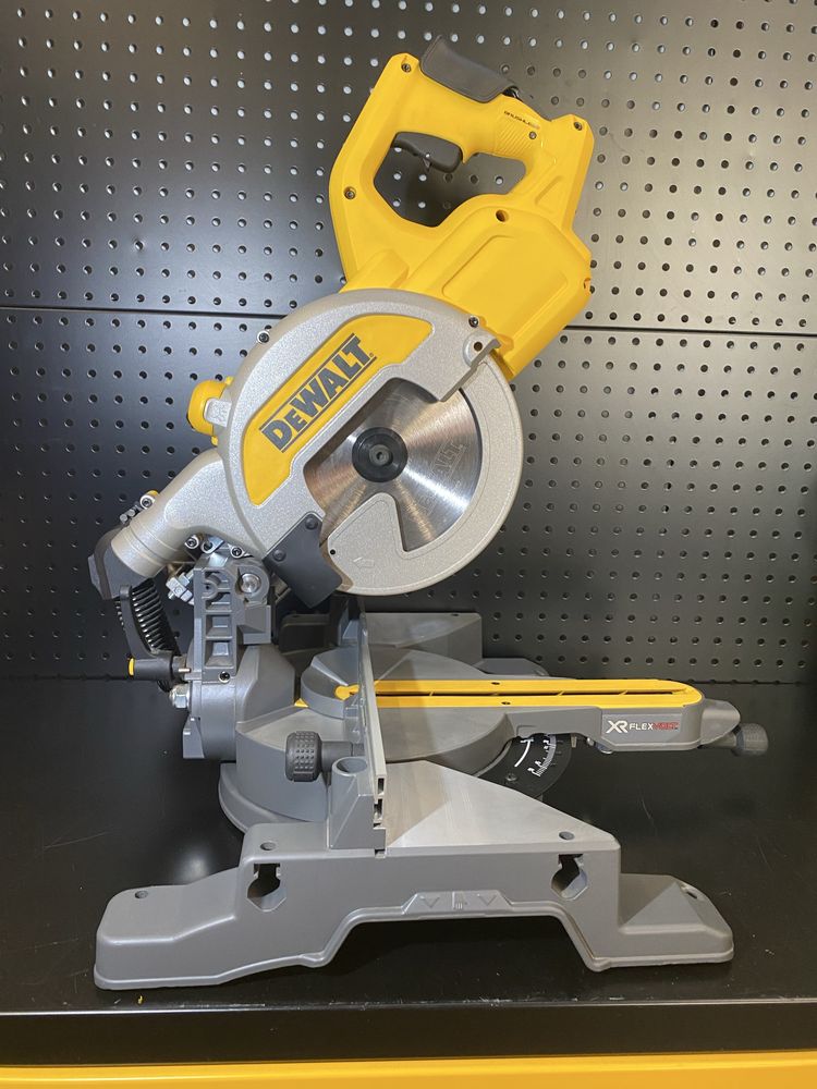 DeWALT DCS777N 54V XR FLEXVOLT Pilarka ukosowa 216 mm
