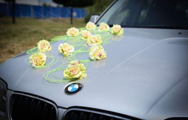 Dekoracja auta ślub kwiaty róże