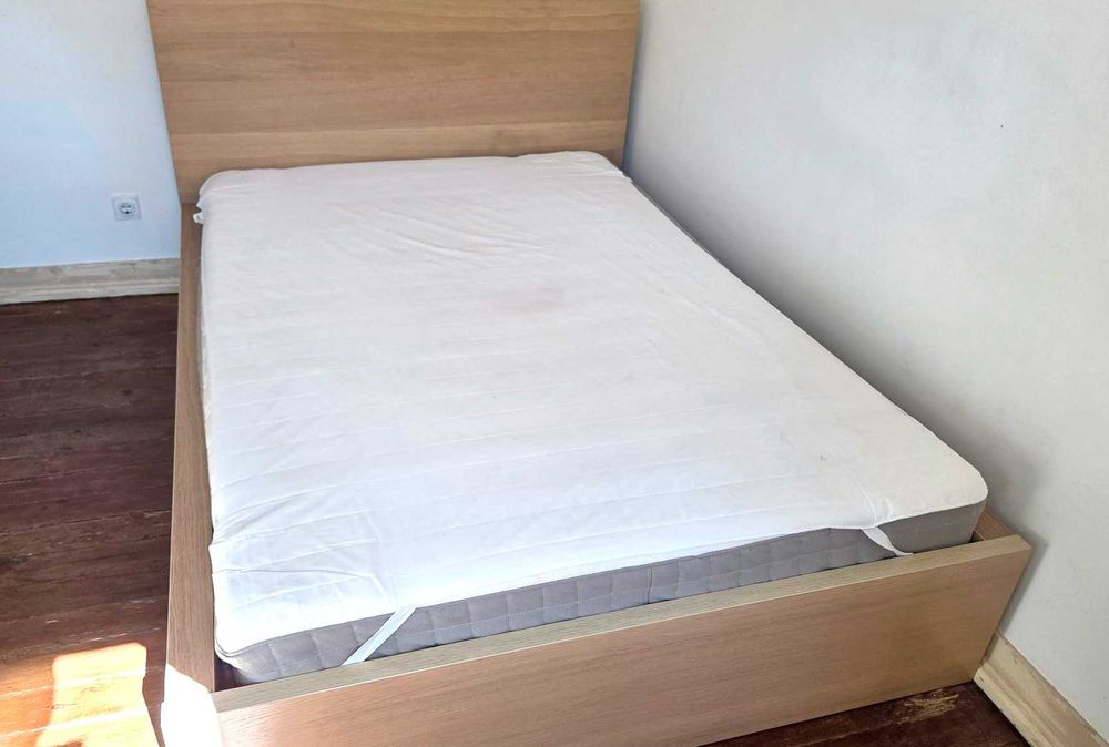 Cama com estrado + colchão (140x200)