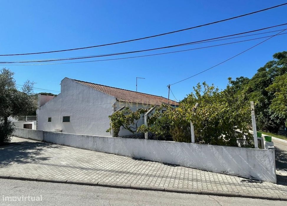 Moradia geminada T3 (para reabilitação total)