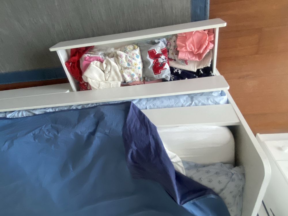Cama de solteiro com arrumacao