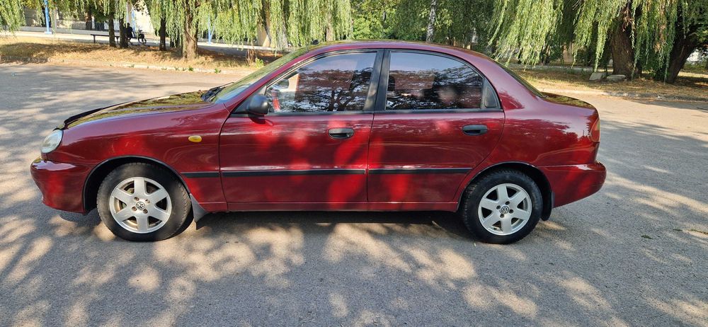 Деу Ланос 1.5 червоний