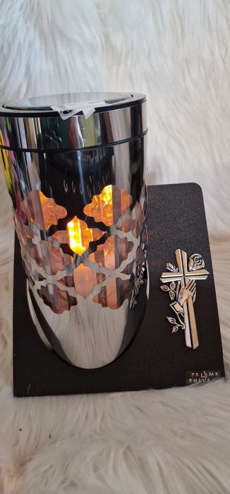 Metalowy znicz fotowoltaiczne solarny srebrny krzyż dłoń