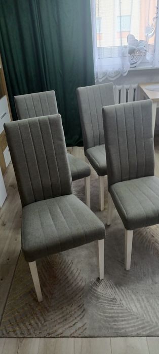 Krzesła tapicerowane.Cena za 4 sztuki.