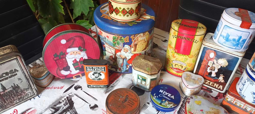 Latas antigas de bolachas e afins