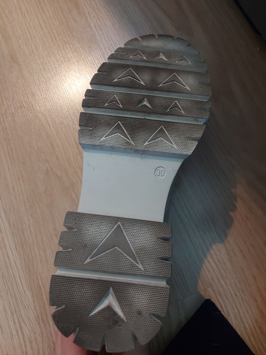 Buty na podwyższonej podeszwie